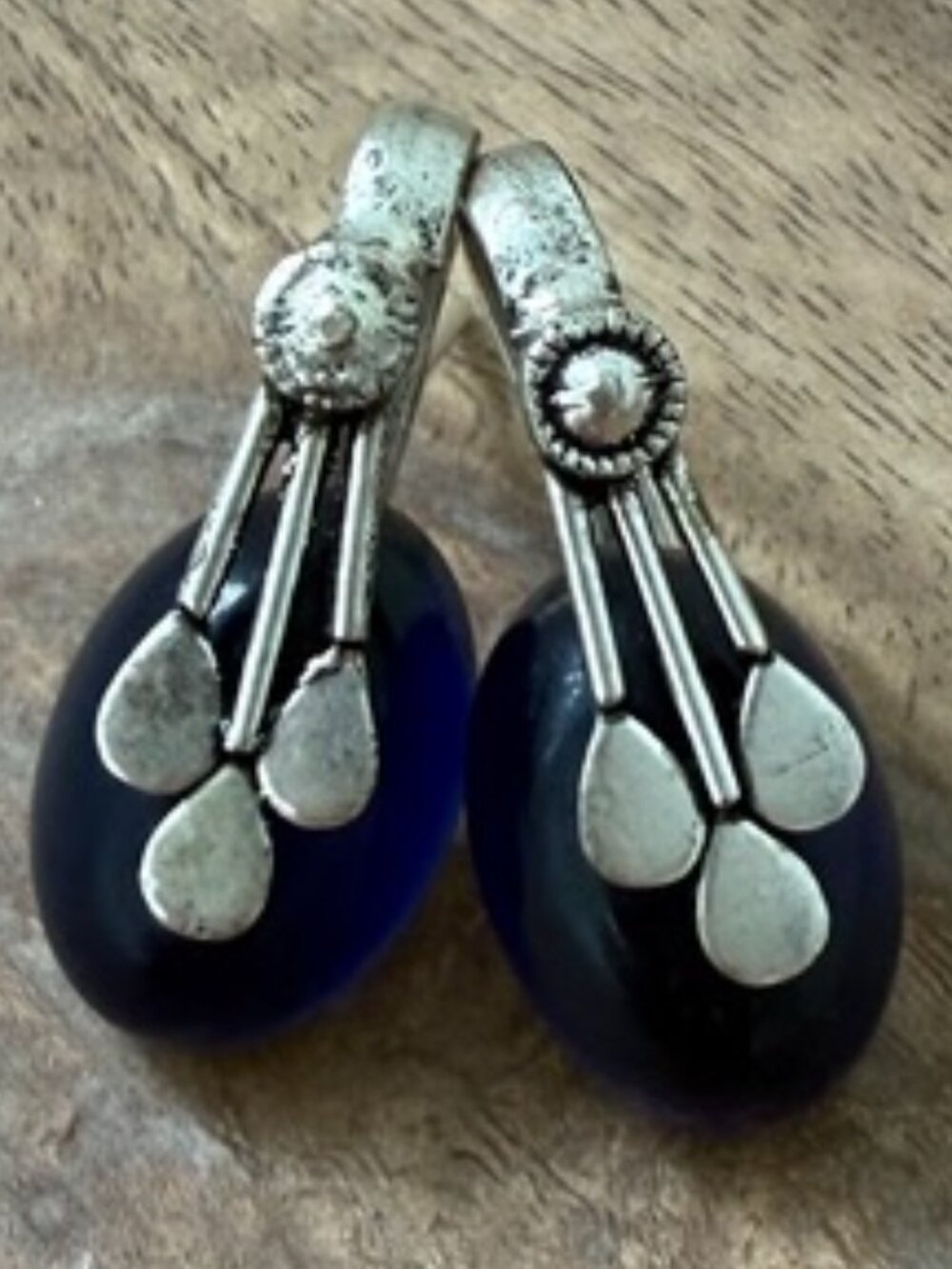 VINTAGE Silver Tone Cobalt Blue Oval Glass Teardrop Fringe Dangle Earrings